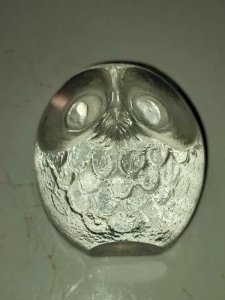 beautiful owl-shaped paperweight carved and signed by Mats Jonasson in good condition