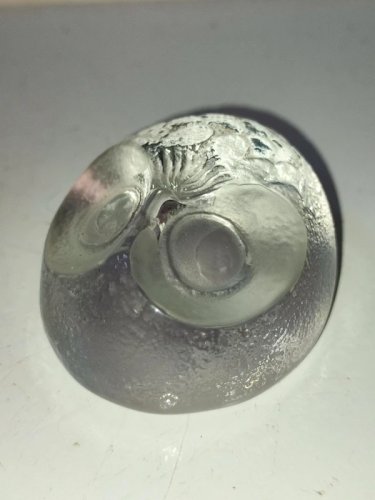 beau presse papier en forme dhibou taillé signé Mats Jonasson en bon etat