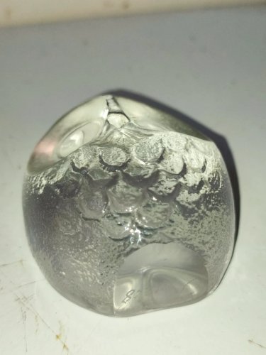 beau presse papier en forme dhibou taillé signé Mats Jonasson en bon etat