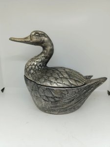 Beautiful Italian ice bucket with duck decoration, signed Mauro Manetti, in good condition.