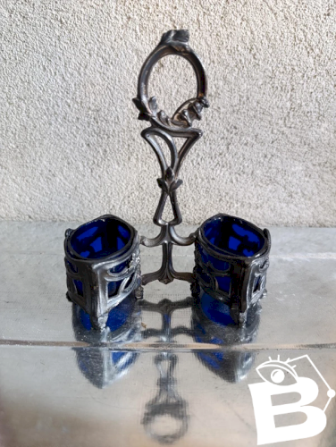 beau serviteur ancien sel -poivre en metal et verre bleu en bon etat