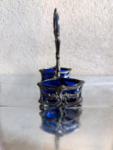 beau serviteur ancien sel -poivre en metal et verre bleu en bon etat