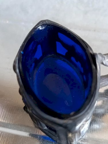 beau serviteur ancien sel -poivre en metal et verre bleu en bon etat