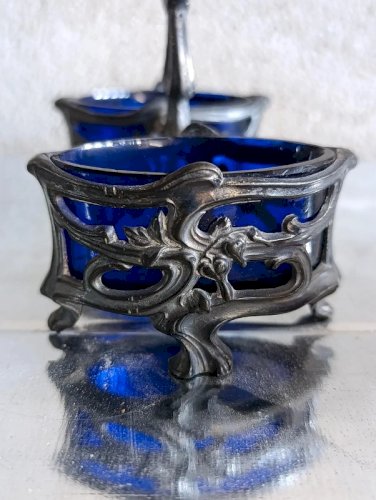beau serviteur ancien sel -poivre en metal et verre bleu en bon etat