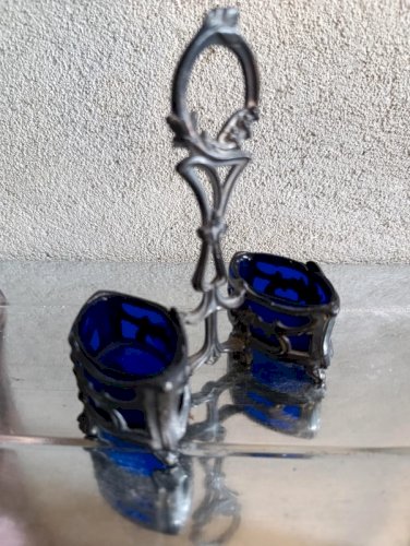 beau serviteur ancien sel -poivre en metal et verre bleu en bon etat
