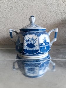 beautiful mosaic porcelain sugar bowl from the Netherlands, Chinese style, in good condition