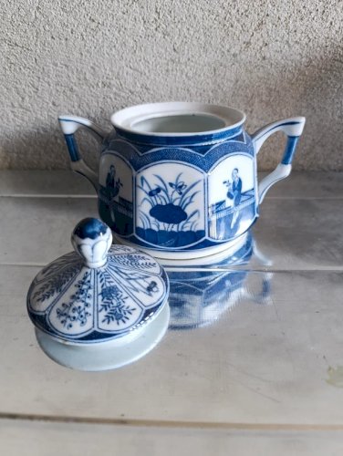 beau sucrier en porcelaine de mosa au  pays bas style chine en bon etat
