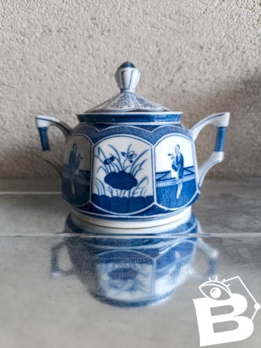 beau sucrier en porcelaine de mosa au  pays bas style chine en bon etat