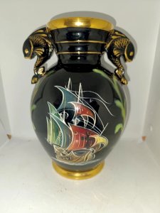 beau vase à decor de  poisson fait main signé cermonac en bon etat