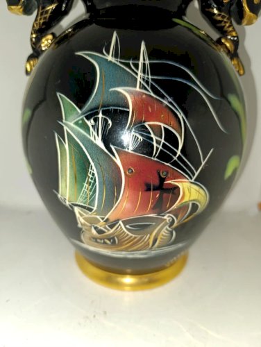 beau vase à decor de  poisson fait main signé cermonac en bon etat