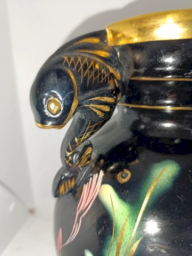 beau vase à decor de  poisson fait main signé cermonac en bon etat