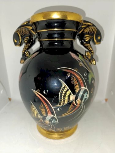 beau vase à decor de  poisson fait main signé cermonac en bon etat