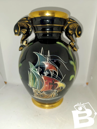 beau vase à decor de  poisson fait main signé cermonac en bon etat