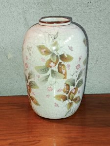 beau vase  a decor floral style japonisant 2eme partie du 20eme en bon etat