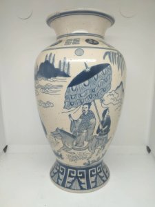 beautiful ancient Chinese vase depicting a life scene and landscape in good condition