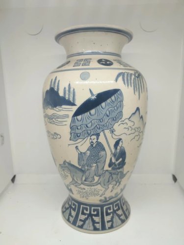 beau vase ancien chinois scene de vie et paysage en bon etat