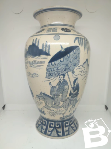 beau vase ancien chinois scene de vie et paysage en bon etat