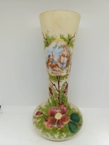 beau vase ancien en opaline à decor de scene de vie en bon etat