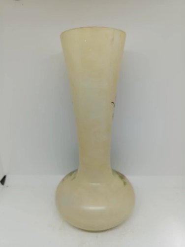 beau vase ancien en opaline à decor de scene de vie en bon etat