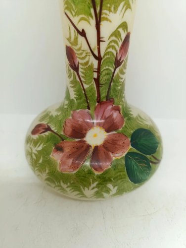 beau vase ancien en opaline à decor de scene de vie en bon etat