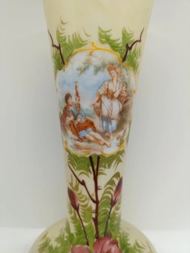 beau vase ancien en opaline à decor de scene de vie en bon etat