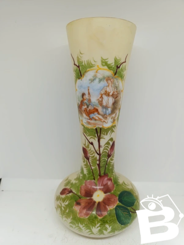 beau vase ancien en opaline à decor de scene de vie en bon etat