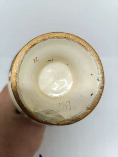 beau vase ancien marqué en dessous sans doute pays de lest en bon etat