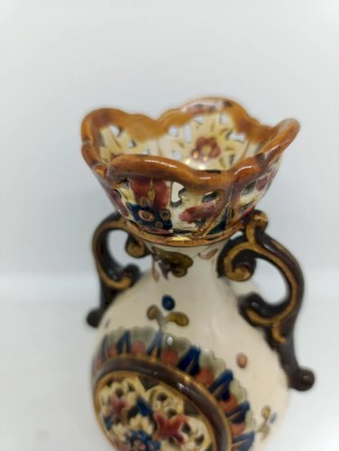 beau vase ancien marqué en dessous sans doute pays de lest en bon etat