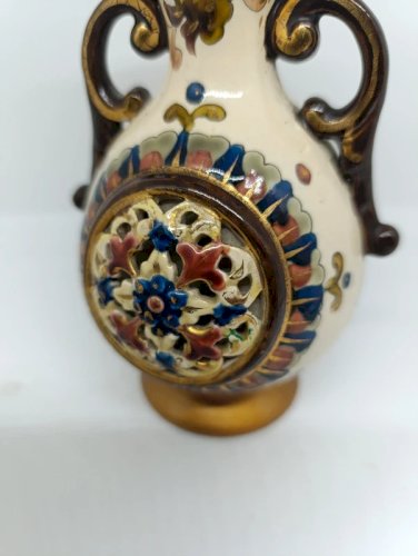 beau vase ancien marqué en dessous sans doute pays de lest en bon etat