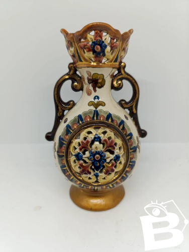 beau vase ancien marqué en dessous sans doute pays de lest en bon etat