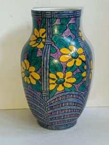 beau vase art deco a decor floral en bon etat signature à reconnaitre