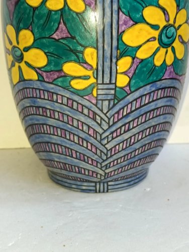 beau vase art deco a decor floral en bon etat signature à reconnaitre