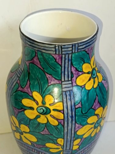 beau vase art deco a decor floral en bon etat signature à reconnaitre