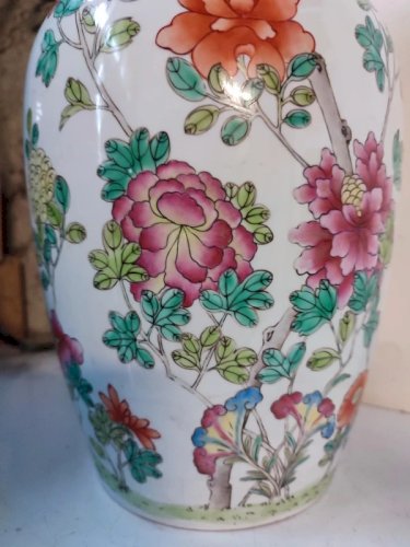 beau VASE balustre en porcelaine à décor floral chinois a fond percé en bon etat