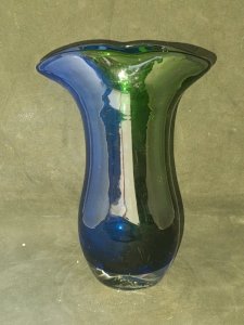 beautiful two-colored Murano glass vase in good condition