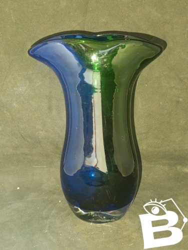 beau vase bicouleur en verre de  murano en bon etat