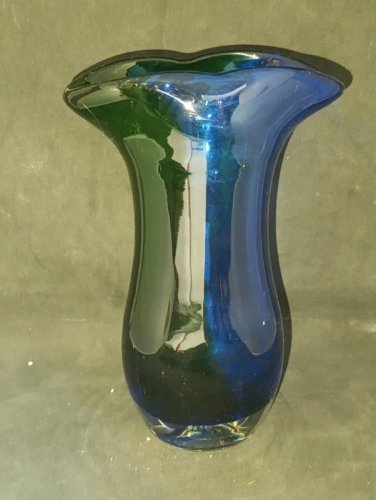 beau vase bicouleur en verre de  murano en bon etat