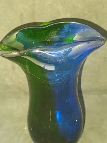 beau vase bicouleur en verre de  murano en bon etat
