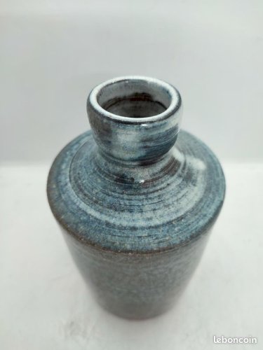 Beau vase bleu en gres signe de latelier de reviers en bon etat(made in chiner)
