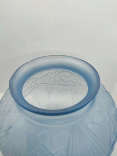 Beau Vase boule art déco en verre soufflé dépoli bleu à decor floral en bon etat