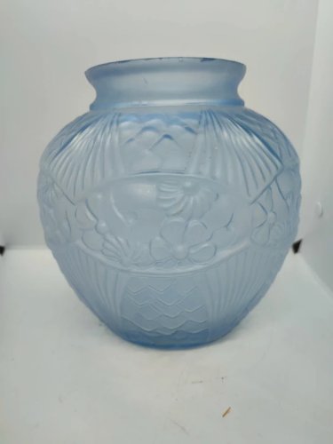 Beau Vase boule art déco en verre soufflé dépoli bleu à decor floral en bon etat