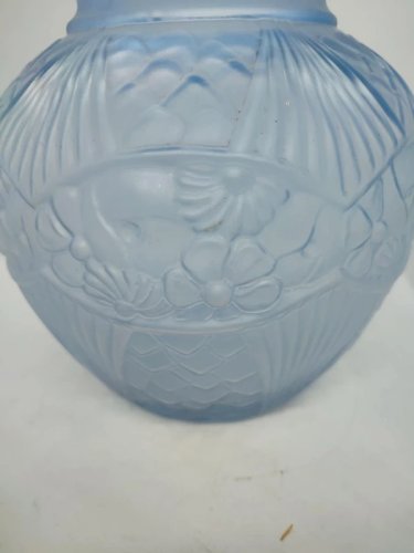 Beau Vase boule art déco en verre soufflé dépoli bleu à decor floral en bon etat