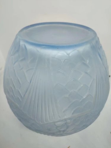 Beau Vase boule art déco en verre soufflé dépoli bleu à decor floral en bon etat