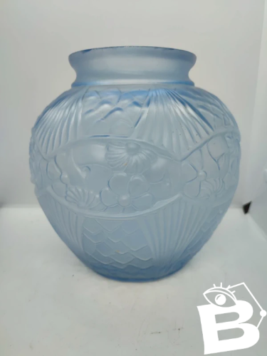 Beau Vase boule art déco en verre soufflé dépoli bleu à decor floral en bon etat