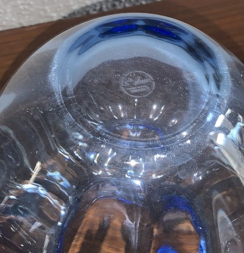 Beau vase boule bleu en cristal de Saint Louis signé