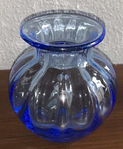 Beau vase boule bleu en cristal de Saint Louis signé