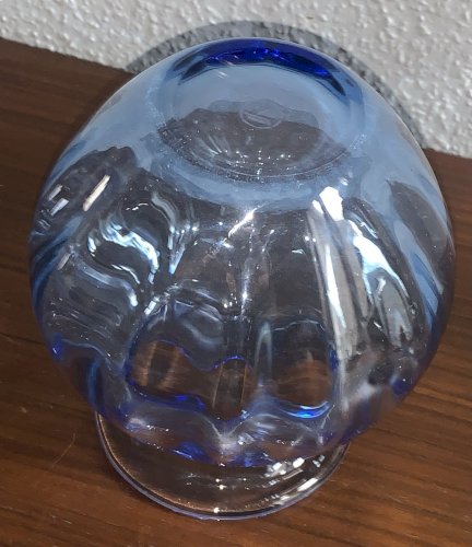 Beau vase boule bleu en cristal de Saint Louis signé