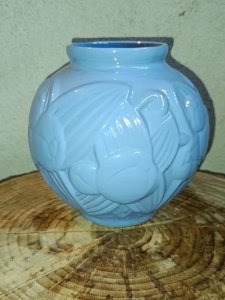 beau vase boule en ceramique bleu clair à decor de fruits en bon etat