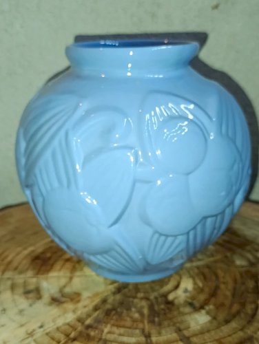 beau vase boule en ceramique bleu clair à decor de fruits en bon etat