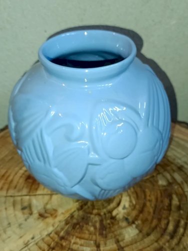 beau vase boule en ceramique bleu clair à decor de fruits en bon etat